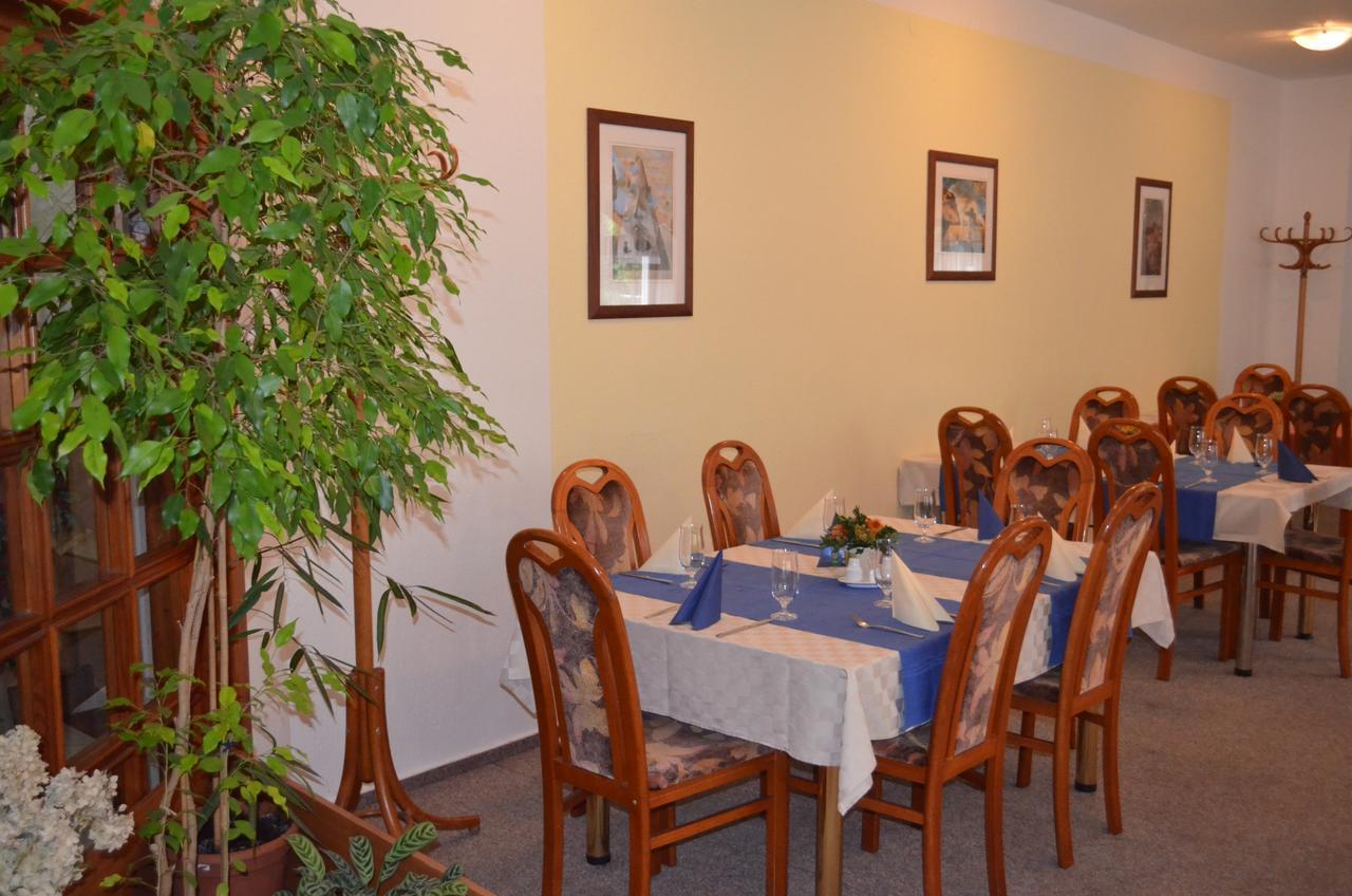 Hotel Amos Fulnek Bagian luar foto