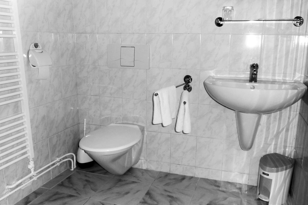 Hotel Amos Fulnek Bagian luar foto