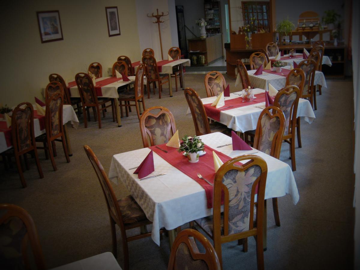 Hotel Amos Fulnek Bagian luar foto