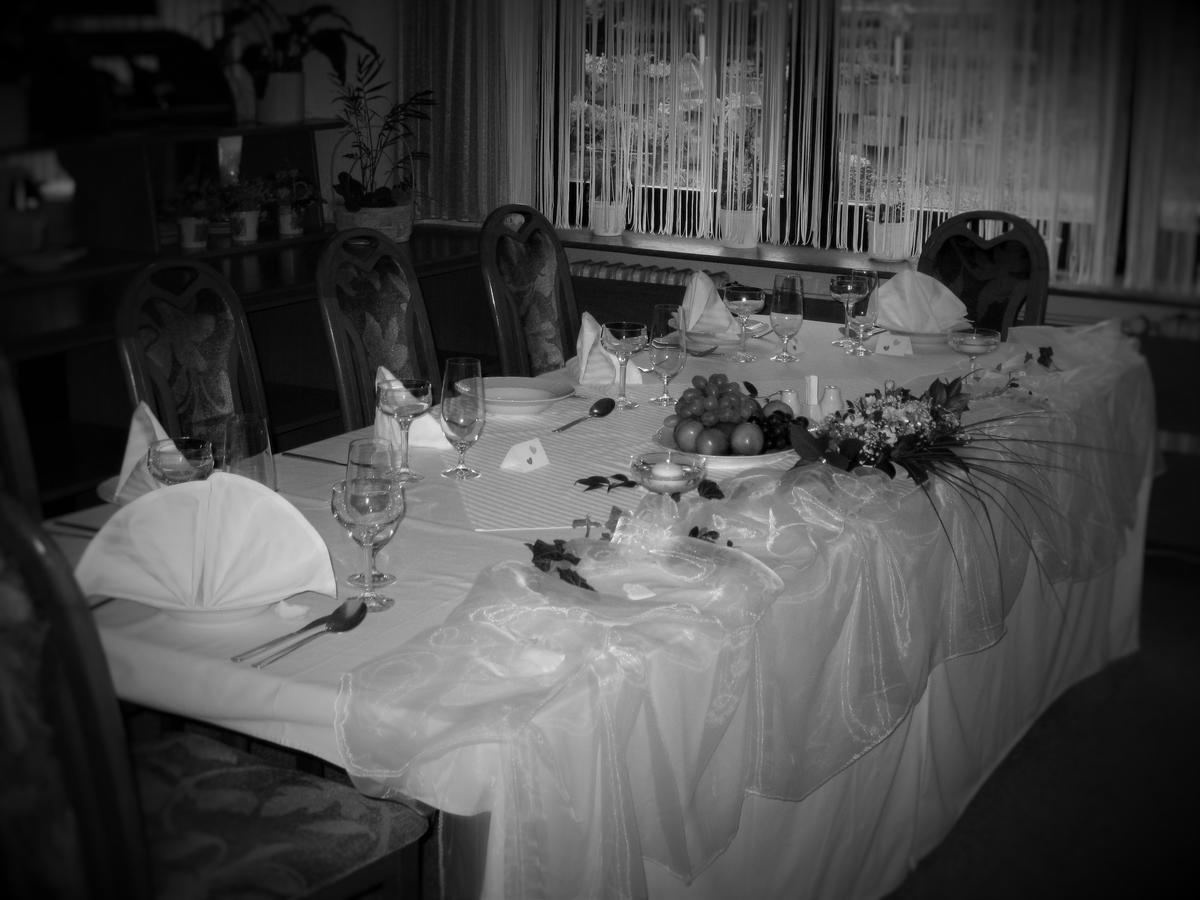 Hotel Amos Fulnek Bagian luar foto