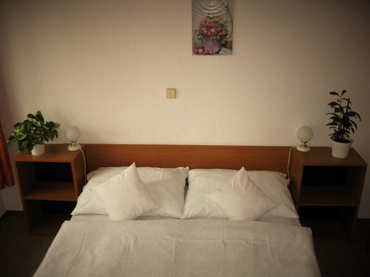 Hotel Amos Fulnek Bagian luar foto